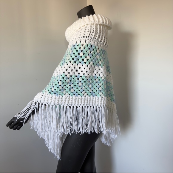 Handmade crochet poncho white blue granny square with fringe - Picture 3 of 4